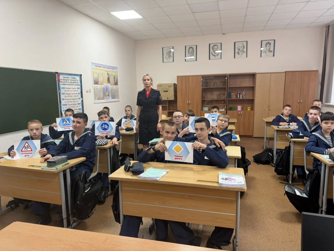В Калининграде в рамках профилактического мероприятия «Внимание – дети!» сотрудники Центра ДиТН ПБДД ГИБДД проводят уроки безопасности в кадетском корпусе Андрея Первозванного В Калининграде в рамках профилактического мероприятия «Внимание – дети!» сотрудники Центра ДиТН ПБДД ГИБДД проводят уроки безопасности в кадетском корпусе Андрея Первозванного