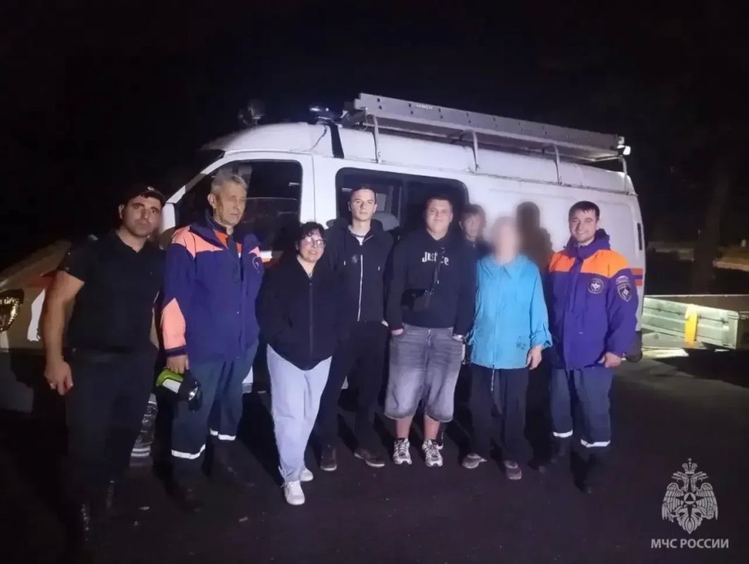 Спасатели вывели из леса 77-летнюю женщину