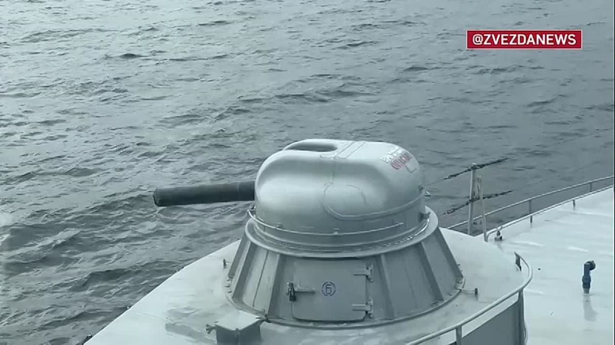 Корабли на воздушной подушке Балтийского флота открыли огонь по воздушным и морским целям