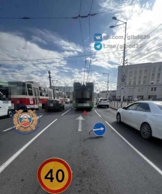 На площади Победы в резко затормозившем троллейбусе упала пенсионерка