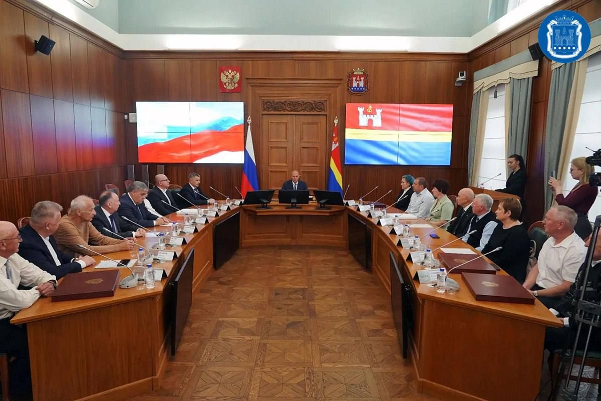 Губернатор Алексей Беспрозванных вручил государственные и областные награды 56 жителям региона, работающим в строительстве, промышленности, образовании, спорте, энергетике, транспортной и рыбной отраслях Губернатор Алексей Беспрозванных вручил государственные и областные награды 56 жителям региона, работающим в строительстве, промышленности, образовании, спорте, энергетике, транспортной и рыбной отраслях