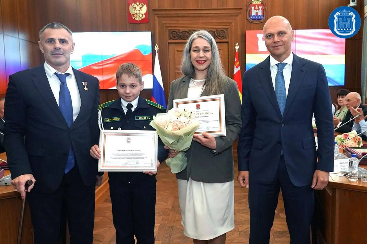 Губернатор Алексей Беспрозванных вручил государственные и областные награды 56 жителям региона, работающим в строительстве, промышленности, образовании, спорте, энергетике, транспортной и рыбной отраслях Губернатор Алексей Беспрозванных вручил государственные и областные награды 56 жителям региона, работающим в строительстве, промышленности, образовании, спорте, энергетике, транспортной и рыбной отраслях
