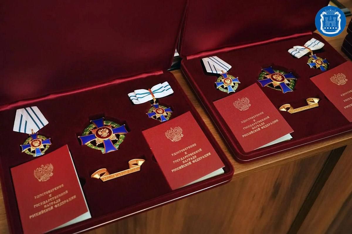 Губернатор Алексей Беспрозванных вручил государственные и областные награды 56 жителям региона, работающим в строительстве, промышленности, образовании, спорте, энергетике, транспортной и рыбной отраслях Губернатор Алексей Беспрозванных вручил государственные и областные награды 56 жителям региона, работающим в строительстве, промышленности, образовании, спорте, энергетике, транспортной и рыбной отраслях