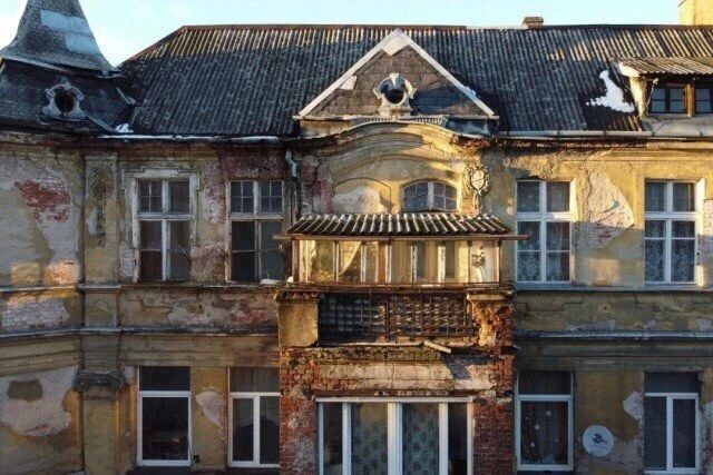Ремонт фасада старинного дома рядом с пивзаводом в Черняховске перенесли на 2027 год из-за дополнительных обследований