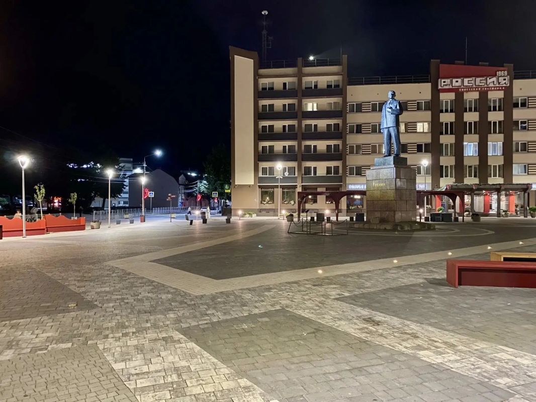 До наступления Нового года осталась чуть больше ста дней, но центральная улица Советска уже сияет огнями гирлянд До наступления Нового года осталась чуть больше ста дней, но центральная улица Советска уже сияет огнями гирлянд