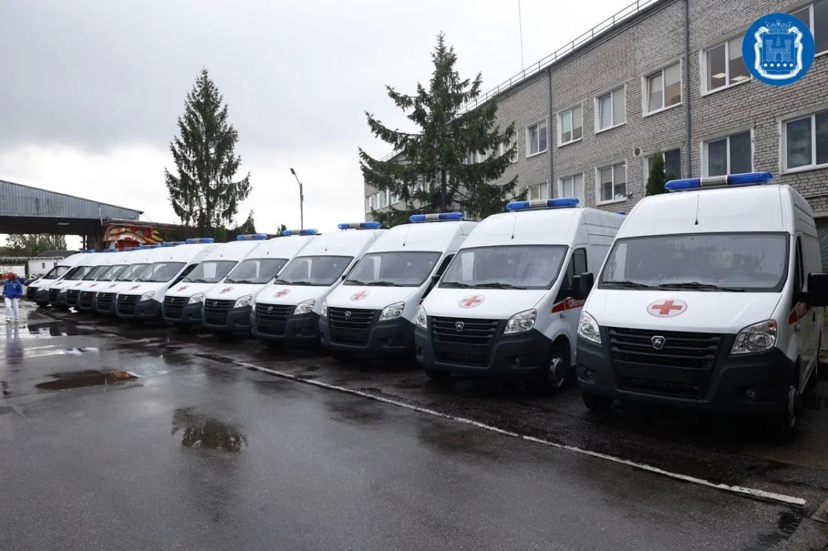 Двенадцать новых машин скорой помощи прибыли в регион и скоро выйдут на линию в Калининграде Двенадцать новых машин скорой помощи прибыли в регион и скоро выйдут на линию в Калининграде