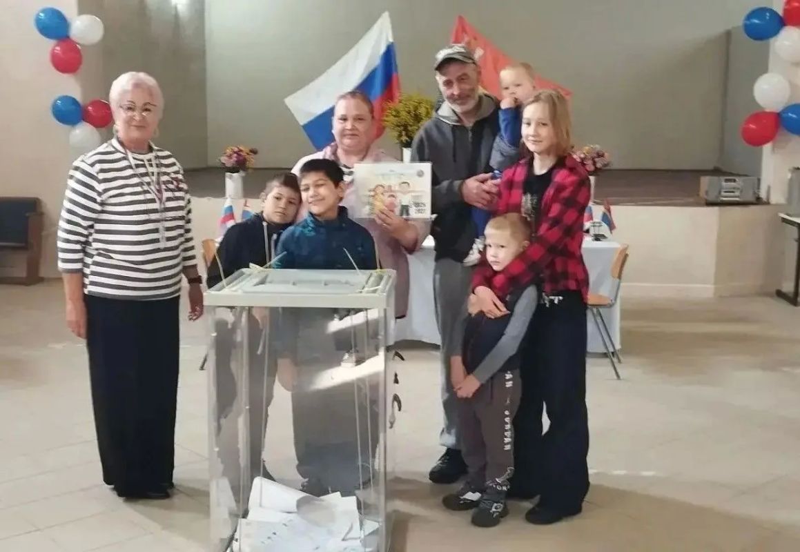 Всей семьей на выборы!. Дружные семьи и семейные пары активно голосуют! Это важное событие объединяет, позволяет каждому сделать вклад в будущее своей страны Всей семьей на выборы!. Дружные семьи и семейные пары активно голосуют! Это важное событие объединяет, позволяет каждому сделать вклад в будущее своей страны