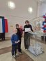 В Славском округе на избирательном участке № 544 многодетная счастливая мама с радостью исполнила свой гражданский долг, прийдя на очередные выборы уже в увеличенном составе семьи