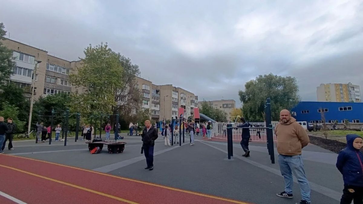 В Калининграде открыли новую спортплощадку и детский городок