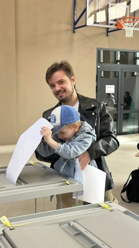 Наши будущие избиратели. Голосуя вместе, родители показывают детям пример гражданской ответственности и участия в общественной жизни Наши будущие избиратели. Голосуя вместе, родители показывают детям пример гражданской ответственности и участия в общественной жизни