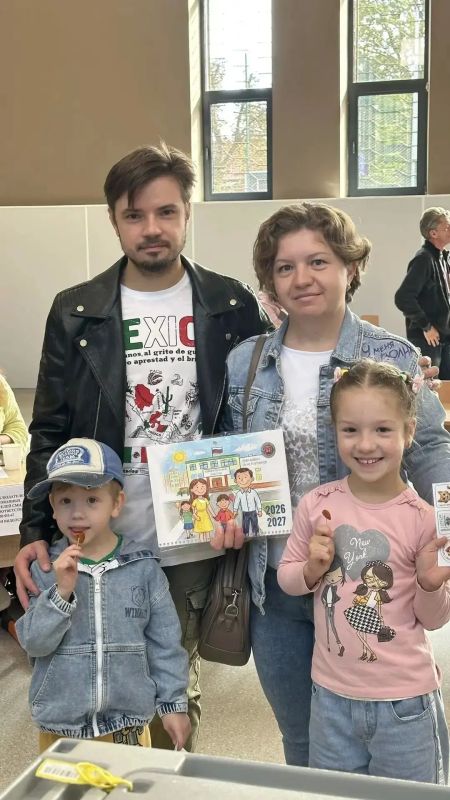 Наши будущие избиратели. Голосуя вместе, родители показывают детям пример гражданской ответственности и участия в общественной жизни Наши будущие избиратели. Голосуя вместе, родители показывают детям пример гражданской ответственности и участия в общественной жизни