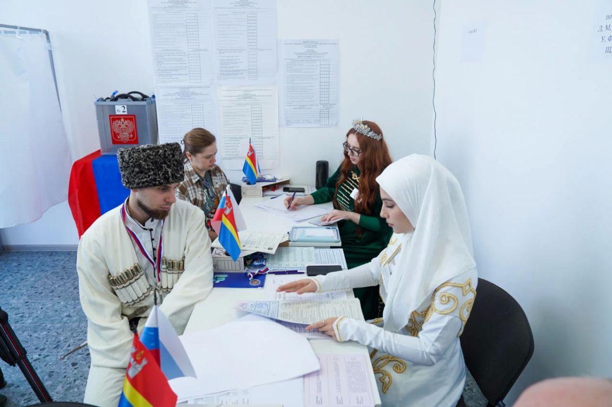 В посёлке Ласкино Гурьевского округа на одном из избирательных участков члены участковой комиссии представляют разные народности, среди них есть казахи, киргизы, татары, ингуши, чеченцы В посёлке Ласкино Гурьевского округа на одном из избирательных участков члены участковой комиссии представляют разные народности, среди них есть казахи, киргизы, татары, ингуши, чеченцы