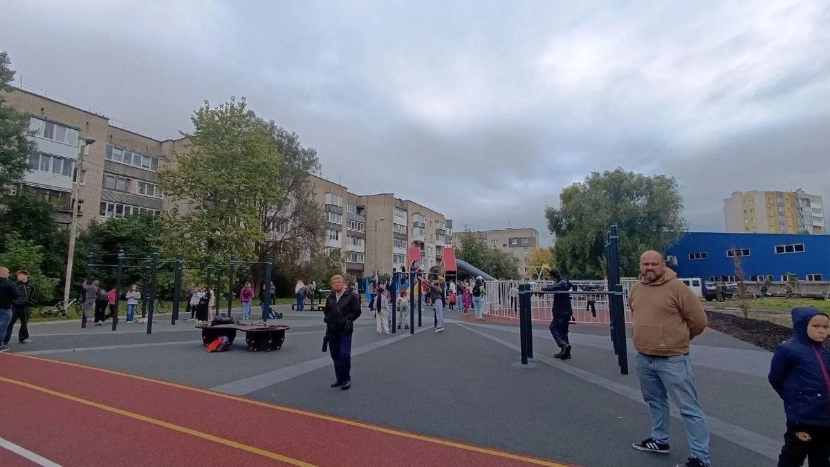 В Московском районе Калининграда открыли спортивную площадку и детский городок В Московском районе Калининграда открыли спортивную площадку и детский городок