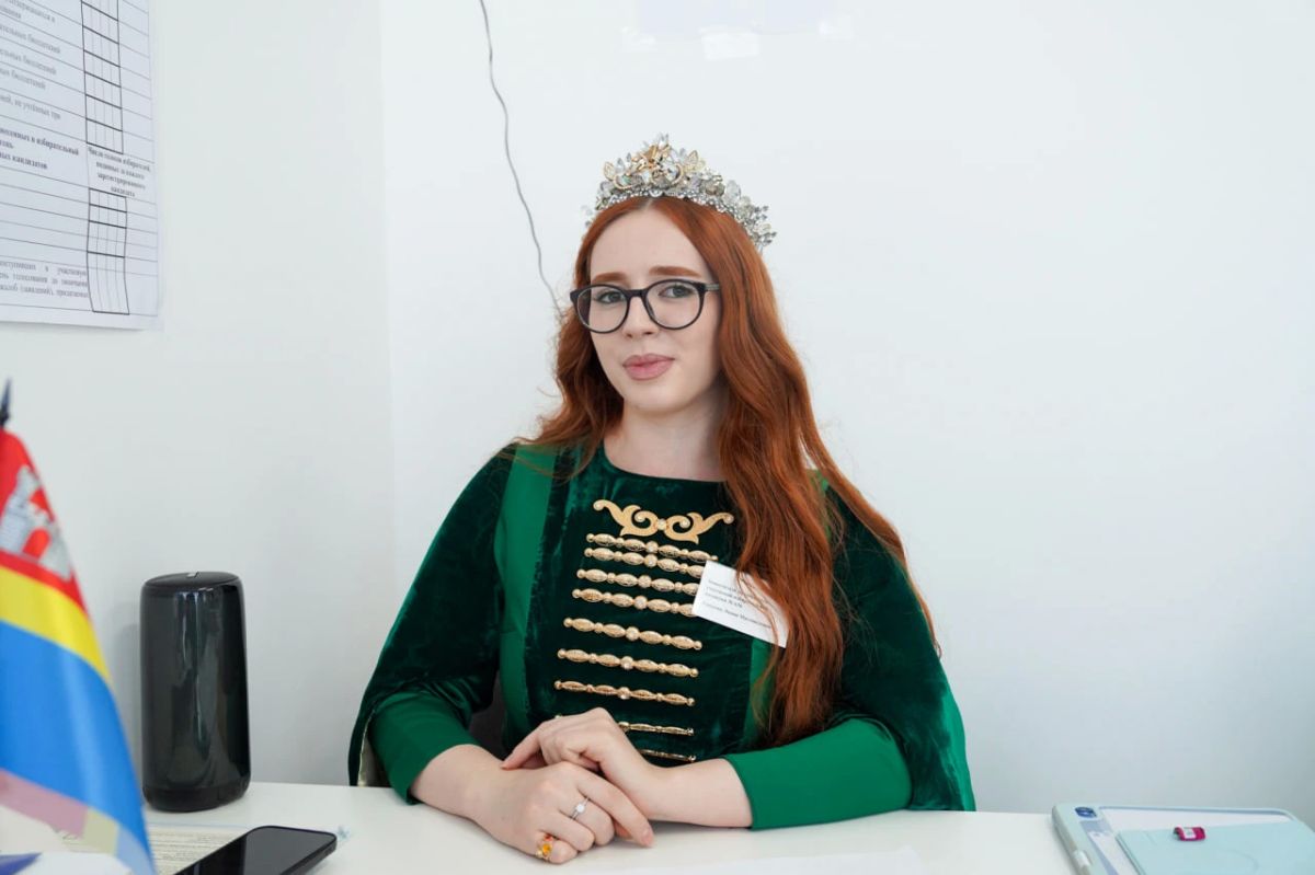В посёлке Ласкино Гурьевского округа на одном из избирательных участков члены участковой комиссии представляют разные народности, среди них есть казахи, киргизы, татары, ингуши, чеченцы В посёлке Ласкино Гурьевского округа на одном из избирательных участков члены участковой комиссии представляют разные народности, среди них есть казахи, киргизы, татары, ингуши, чеченцы