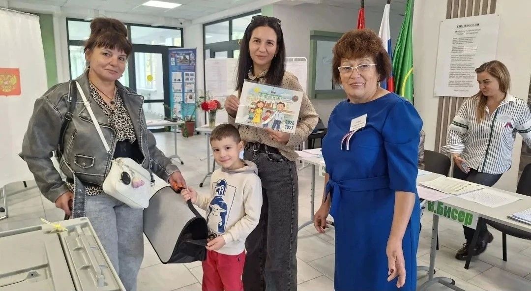 Наши будущие избиратели. Голосуя вместе, родители показывают детям пример гражданской ответственности и участия в общественной жизни