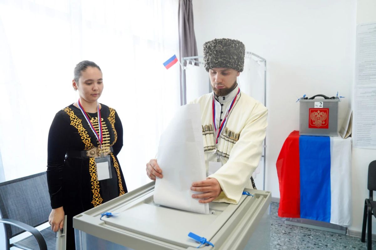 В посёлке Ласкино Гурьевского округа на одном из избирательных участков члены участковой комиссии представляют разные народности, среди них есть казахи, киргизы, татары, ингуши, чеченцы В посёлке Ласкино Гурьевского округа на одном из избирательных участков члены участковой комиссии представляют разные народности, среди них есть казахи, киргизы, татары, ингуши, чеченцы