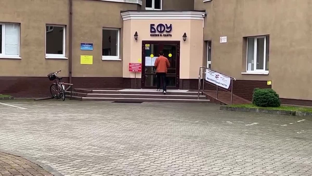Антона Алиханова заметили у входа в БФУ им. И. Канта на Чернышевского, работает избирательный участок № 354