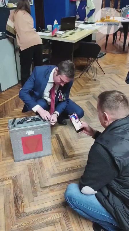 Выездное голосование в калининградской больнице №2. Часть избирателей, подавших заявление, оказались без паспортов (забыли их дома), а некоторые просто не попали в списки – больница собирала заявления с пациентов 15 сентября