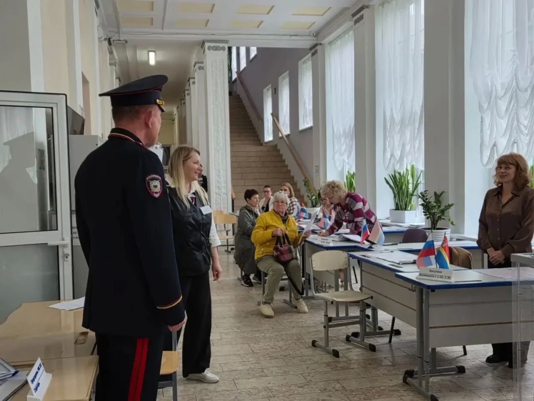 Генерал-майор полиции Вадим Ятайкин проверил обеспечение правопорядка на избирательных участках в дни голосования Генерал-майор полиции Вадим Ятайкин проверил обеспечение правопорядка на избирательных участках в дни голосования