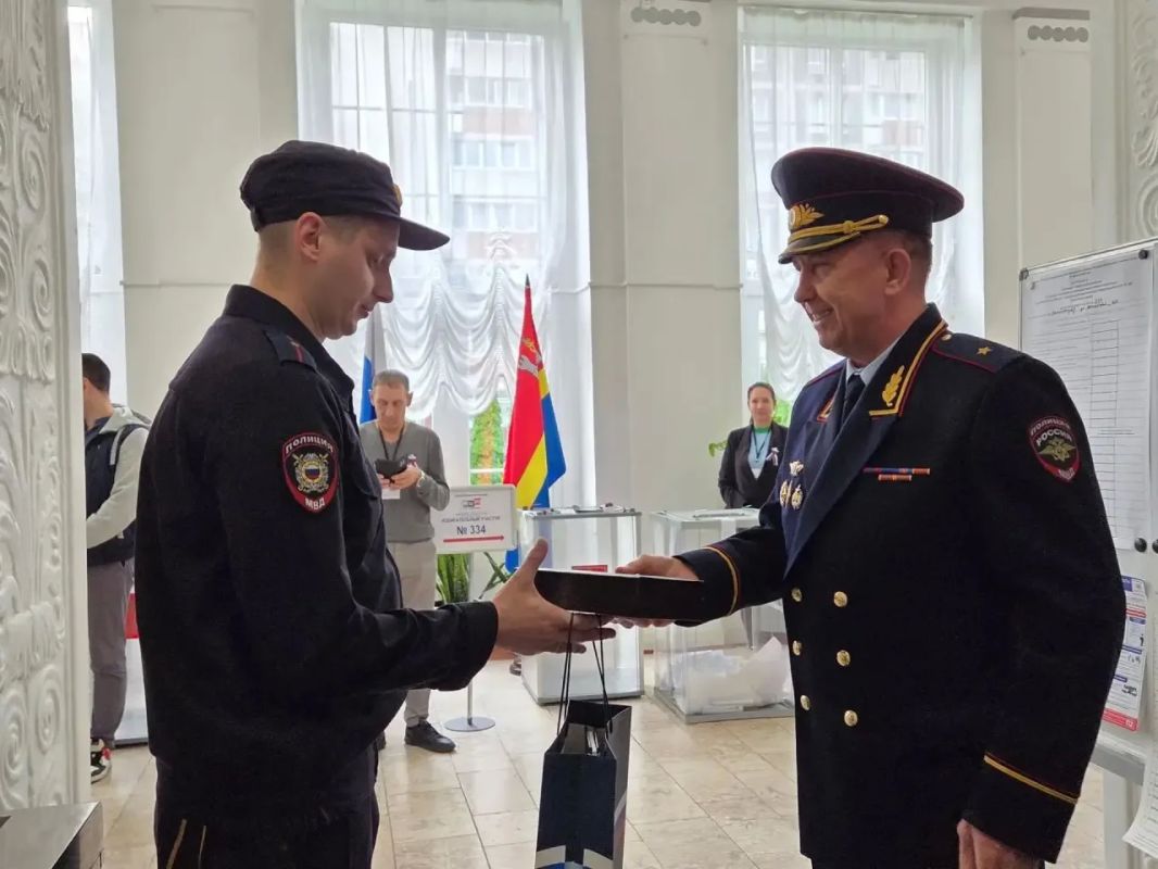 Генерал-майор полиции Вадим Ятайкин проверил обеспечение правопорядка на избирательных участках в дни голосования Генерал-майор полиции Вадим Ятайкин проверил обеспечение правопорядка на избирательных участках в дни голосования