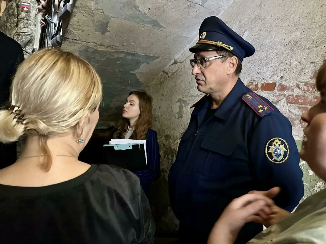 В Черняховске старый дом оставили без крыши из-за ремонта, который не кончается уже 9 месяцев: здание трещит по швам В Черняховске старый дом оставили без крыши из-за ремонта, который не кончается уже 9 месяцев: здание трещит по швам