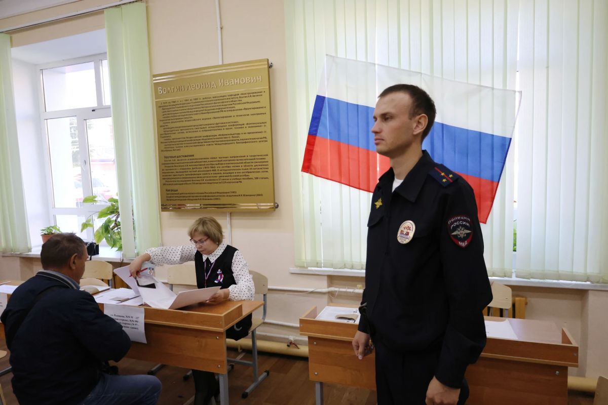 Сотрудники ульяновской полиции обеспечили охрану общественного порядка и безопасность в Единый день голосования Сотрудники ульяновской полиции обеспечили охрану общественного порядка и безопасность в Единый день голосования