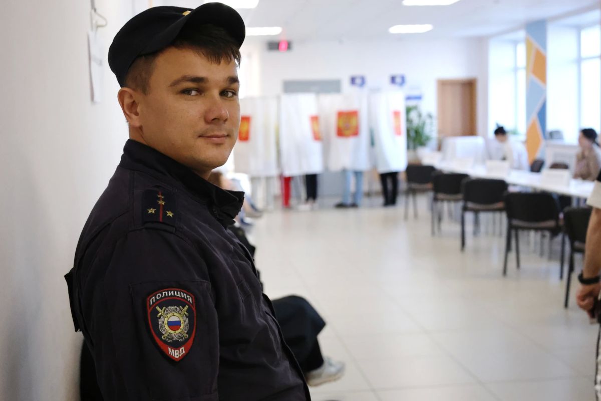 Сотрудники ульяновской полиции обеспечили охрану общественного порядка и безопасность в Единый день голосования Сотрудники ульяновской полиции обеспечили охрану общественного порядка и безопасность в Единый день голосования