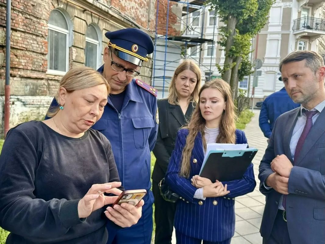 В Черняховске старый дом оставили без крыши из-за ремонта, который не кончается уже 9 месяцев: здание трещит по швам В Черняховске старый дом оставили без крыши из-за ремонта, который не кончается уже 9 месяцев: здание трещит по швам