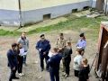 В Черняховске старый дом оставили без крыши из-за ремонта, который не кончается уже 9 месяцев: здание трещит по швам