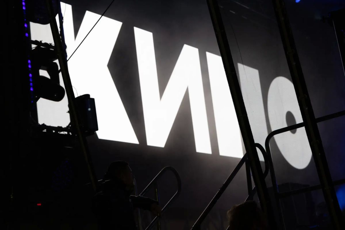 Вчера Калининград пел вместе с группой «Кино» — у «Ростех Арены» прошёл большой концерт с хитами Виктора Цоя Вчера Калининград пел вместе с группой «Кино» — у «Ростех Арены» прошёл большой концерт с хитами Виктора Цоя