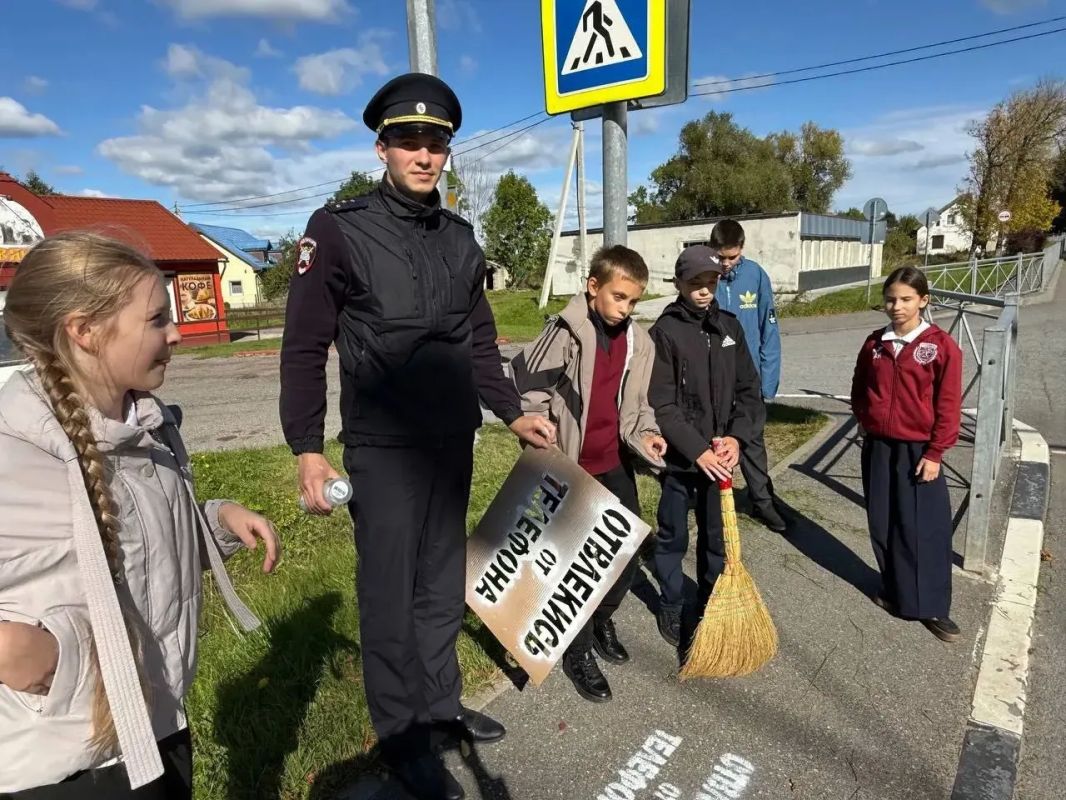 В рамках «Недели безопасности дорожного движения» и «Всероссийского дня безопасности дорожного движения», врио начальника отделения ГИБДД МО МВД России «Неманский» совместно с учениками 7 класса МБОУ «СОШ п. Новоколхозное»... В рамках «Недели безопасности дорожного движения» и «Всероссийского дня безопасности дорожного движения», врио начальника отделения ГИБДД МО МВД России «Неманский» совместно с учениками 7 класса МБОУ «СОШ п. Новоколхозное»...