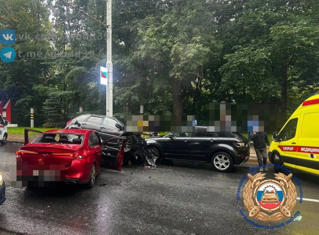 Сотрудники ГАИ проверили дорогу и одну из машин, попавшую в ДТП на пересечении Московского и Гвардейского проспектов Сотрудники ГАИ проверили дорогу и одну из машин, попавшую в ДТП на пересечении Московского и Гвардейского проспектов