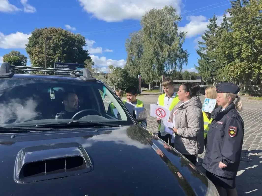 В рамках «Недели безопасности дорожного движения» сотрудники Госавтоинспекции МО МВД России «Советский» совместно с активистами школ города Советска провели профилактическую акцию «Вежливый водитель» В рамках «Недели безопасности дорожного движения» сотрудники Госавтоинспекции МО МВД России «Советский» совместно с активистами школ города Советска провели профилактическую акцию «Вежливый водитель»