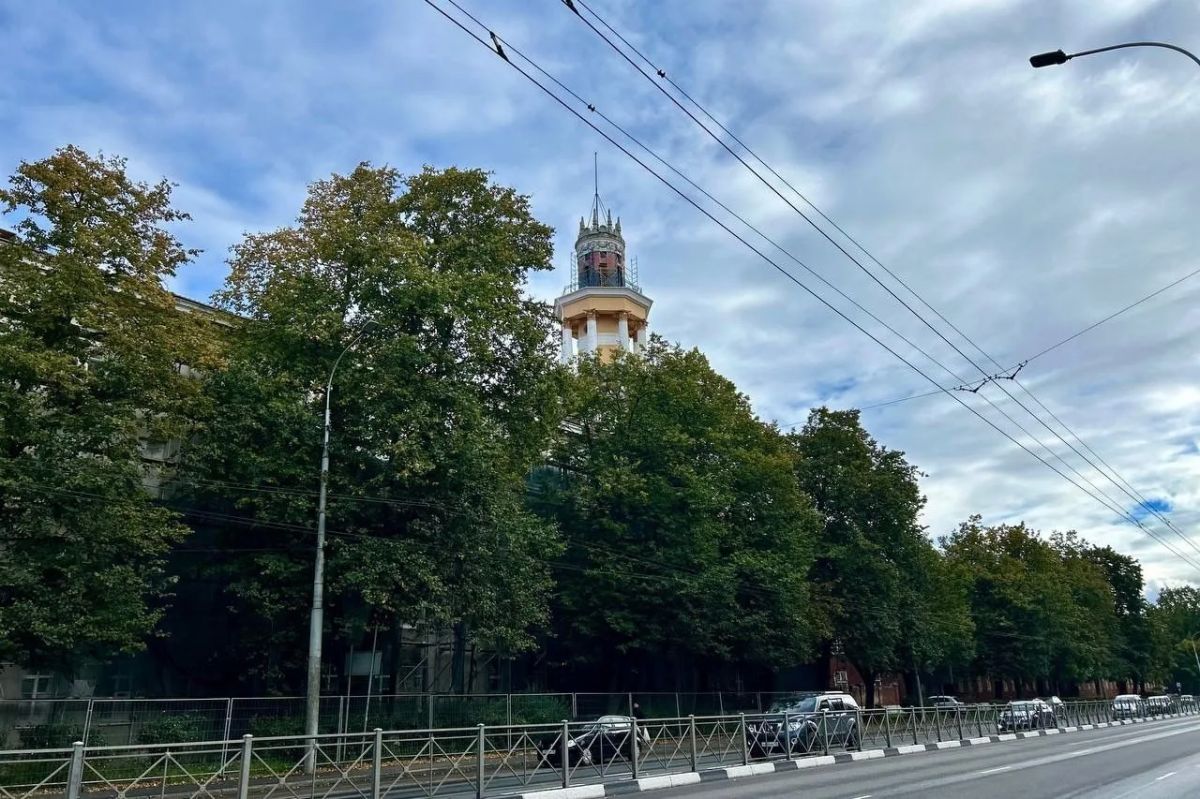 В Калининграде ремонтируют здание с башней на Советском проспекте В Калининграде ремонтируют здание с башней на Советском проспекте