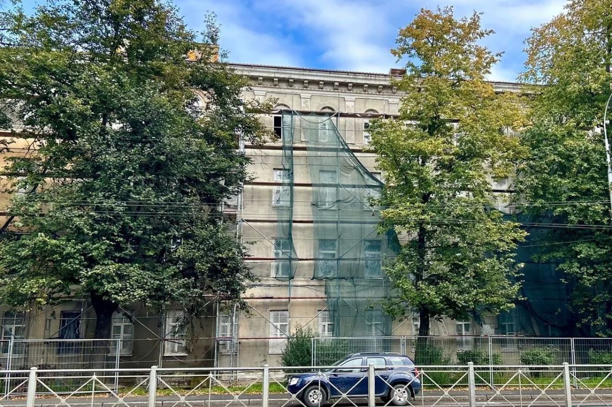 В Калининграде ремонтируют здание с башней на Советском проспекте В Калининграде ремонтируют здание с башней на Советском проспекте