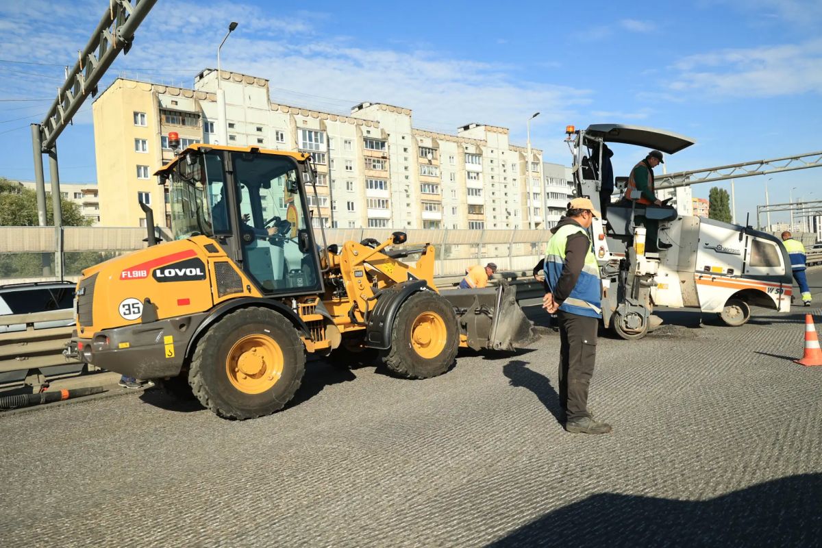 Просим водителей быть внимательнее! Сегодня дорожные рабочие ремонтируют асфальтовое покрытие на Втором эстакадном мосту – на всём его протяжении Просим водителей быть внимательнее! Сегодня дорожные рабочие ремонтируют асфальтовое покрытие на Втором эстакадном мосту – на всём его протяжении