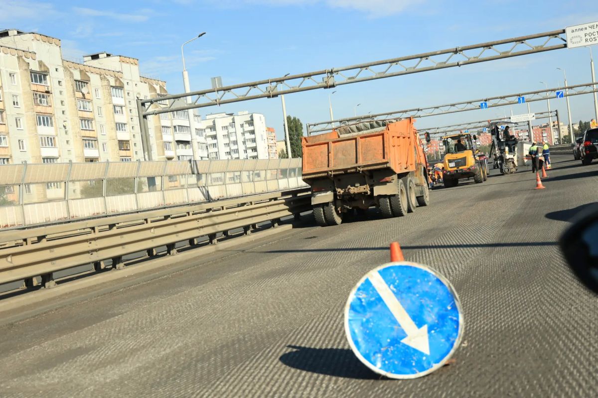 Просим водителей быть внимательнее! Сегодня дорожные рабочие ремонтируют асфальтовое покрытие на Втором эстакадном мосту – на всём его протяжении