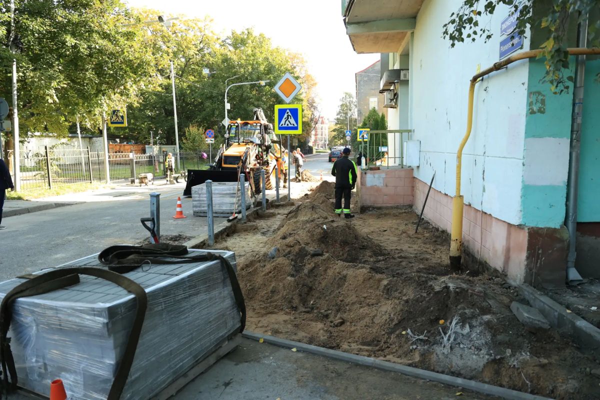 Просим водителей быть внимательнее! Сегодня дорожные рабочие ремонтируют асфальтовое покрытие на Втором эстакадном мосту – на всём его протяжении Просим водителей быть внимательнее! Сегодня дорожные рабочие ремонтируют асфальтовое покрытие на Втором эстакадном мосту – на всём его протяжении