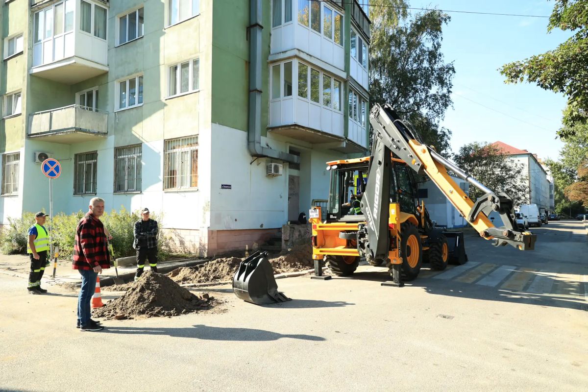 Просим водителей быть внимательнее! Сегодня дорожные рабочие ремонтируют асфальтовое покрытие на Втором эстакадном мосту – на всём его протяжении Просим водителей быть внимательнее! Сегодня дорожные рабочие ремонтируют асфальтовое покрытие на Втором эстакадном мосту – на всём его протяжении