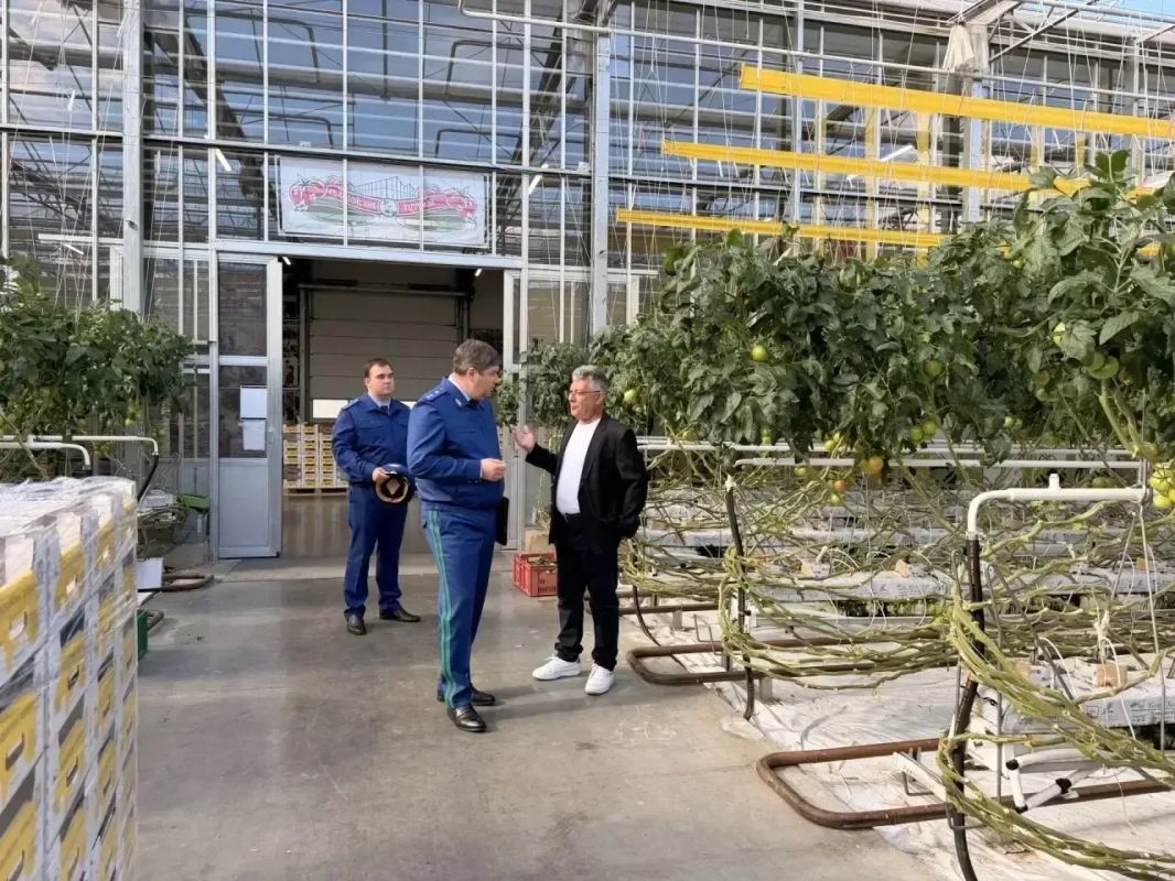Прокурор Калининградской области Максим Попов с рабочим визитом посетил одно из крупнейших сельскохозяйственных предприятий региона Прокурор Калининградской области Максим Попов с рабочим визитом посетил одно из крупнейших сельскохозяйственных предприятий региона