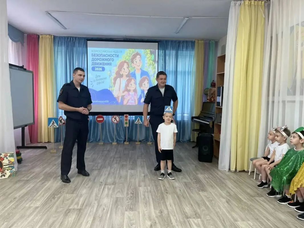 В Калининграде сотрудники Центра ДиТН ПБДД ГИБДД проводят уроки безопасности в МАДОУ детский сад 127