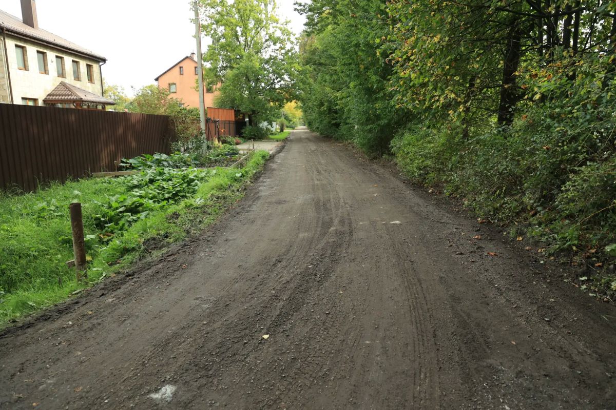 В последний день сентября дорожные рабочие вышли на ул. Барнаульскую: здесь асфальтируют проезжую часть у муниципальной парковки В последний день сентября дорожные рабочие вышли на ул. Барнаульскую: здесь асфальтируют проезжую часть у муниципальной парковки