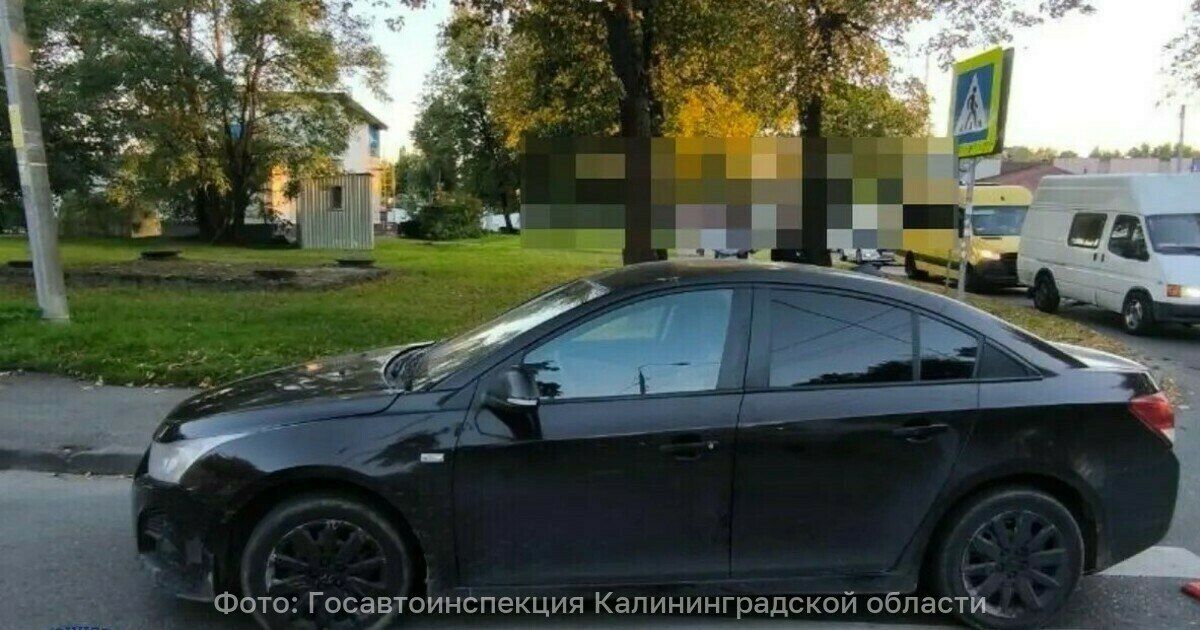 В Калининграде на пешеходном переходе сбили семью с младенцем в детской коляске