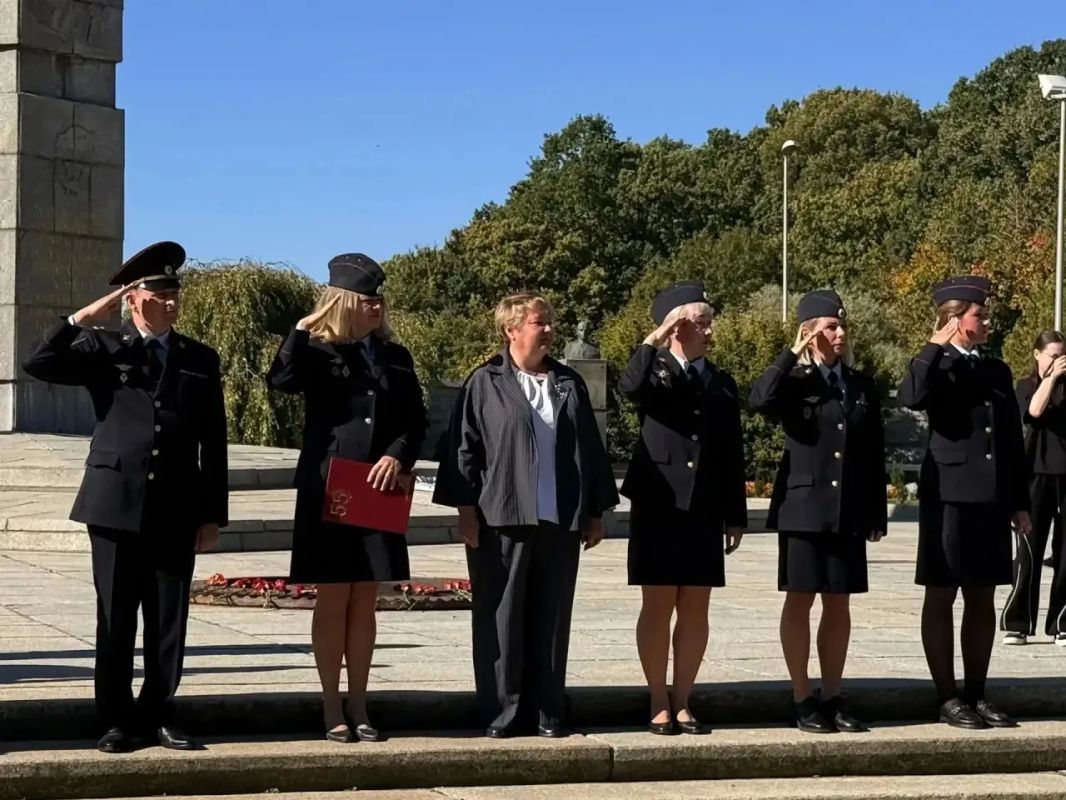 Полицейские приняли участие в торжественной церемонии принятия присяги юными калининградцами Полицейские приняли участие в торжественной церемонии принятия присяги юными калининградцами