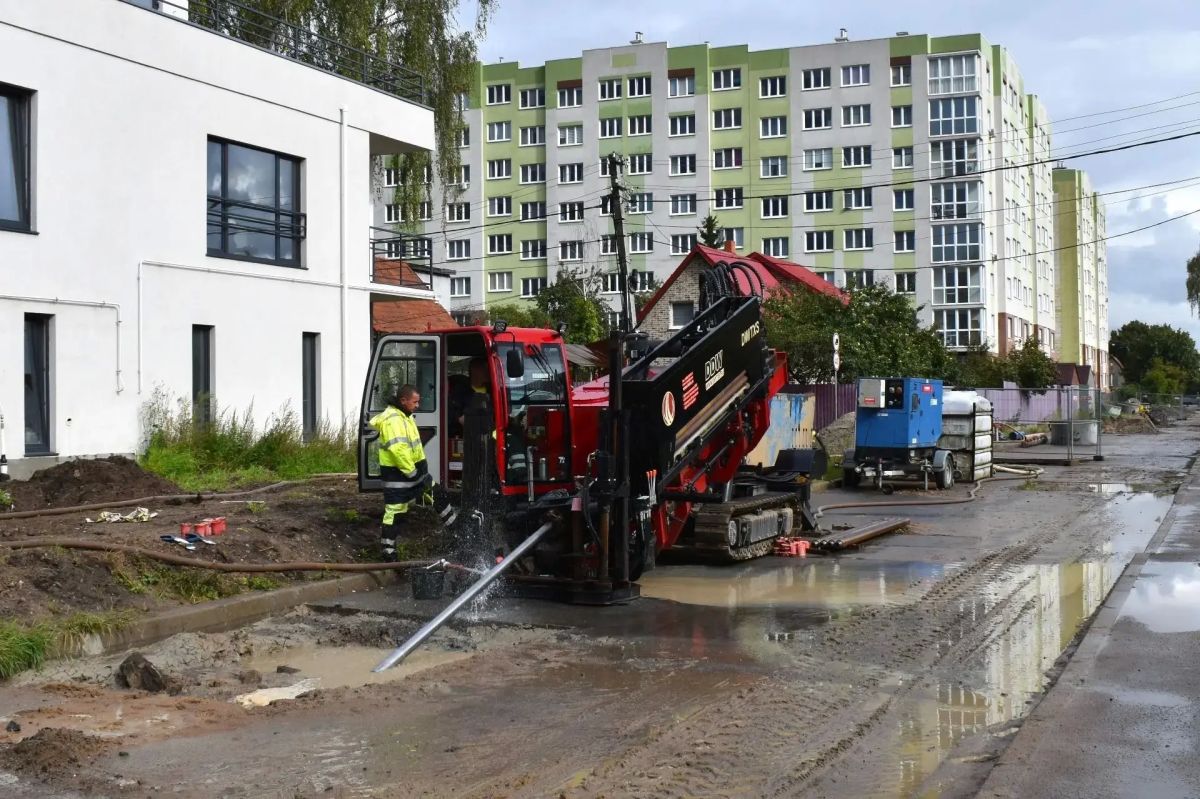 На улице Баженова в Калининграде проложили трубу канализации, не вскрывая дорожное полотно На улице Баженова в Калининграде проложили трубу канализации, не вскрывая дорожное полотно
