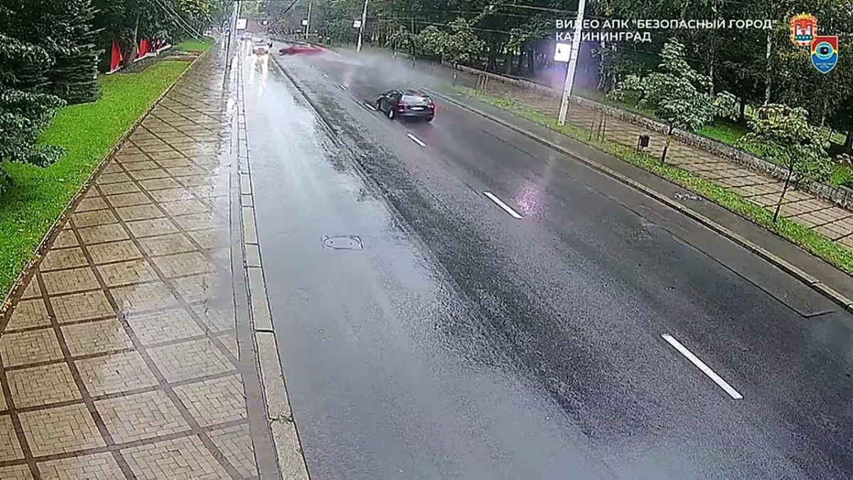 Массовое ДТП на Гвардейском: проезжавший мимо полицейский вытащил пострадавшего из разбитой машины