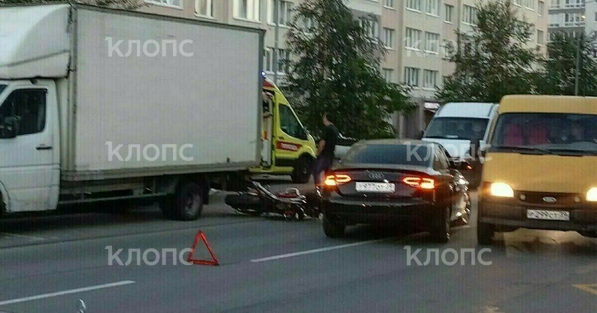 В Калининграде на Аксакова мотоциклист угодил под фургон