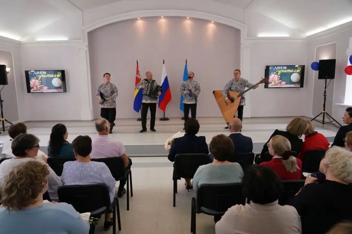 Елена Дятлова: Сегодня вместе с губернатором Калининградской области Алексеем Сергеевичем Беспрозванных поздравили педагогов с Днём учителя — тех, кто растит и просвещает, помогает детям найти себя Елена Дятлова: Сегодня вместе с губернатором Калининградской области Алексеем Сергеевичем Беспрозванных поздравили педагогов с Днём учителя — тех, кто растит и просвещает, помогает детям найти себя