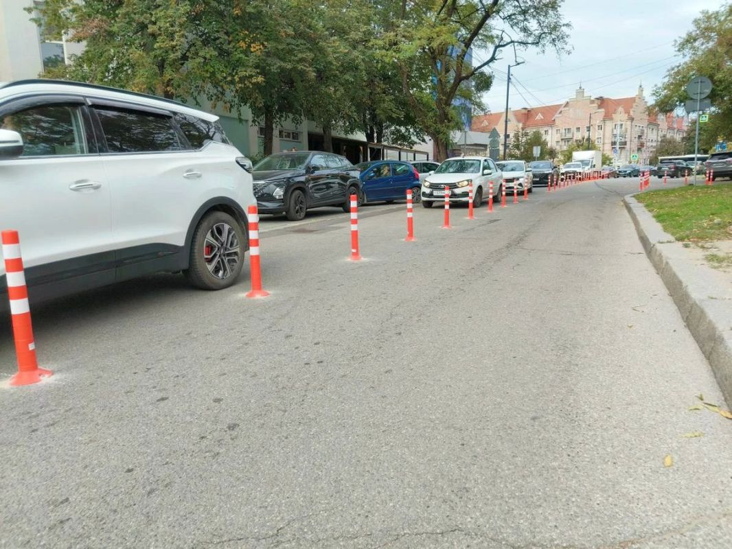 Перед будущим ЖК «Онегин» в Калининграде делят дорогу столбиками