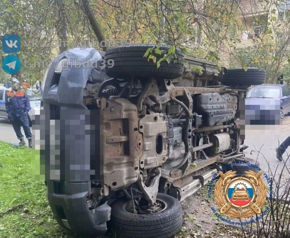 На Невского Toyota врезалась в бордюр и перевернулась на бок